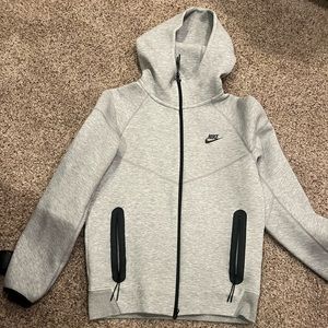 Men’s small Nike tech
